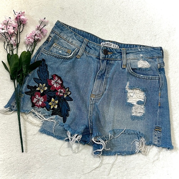 ZARA Distressed Floral Embroidered Patch Cut-Off Denim Short - Size 2 (26") - Picture 1 of 13